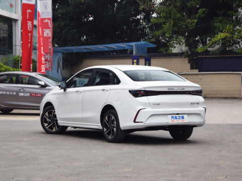 PEKING EU5 Elektryczny samochód kompaktowy z 4 drzwiami i 5 miejscami do jazdy