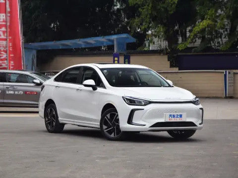 PEKING EU5 Elektryczny samochód kompaktowy z 4 drzwiami i 5 miejscami do jazdy