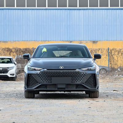 Changan UNI-V IDD Plug In Hybrid Sedan 5 miejsc Kilometr przebieg 1100KM