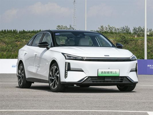 Geely Galaxy L6 Chiński elektryczny sedan wtyka się do hybrydowych sedanów 1370KM L2 Asystująca jazda