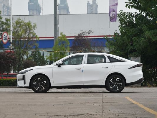 Geely Galaxy L6 Chiński elektryczny sedan wtyka się do hybrydowych sedanów 1370KM L2 Asystująca jazda