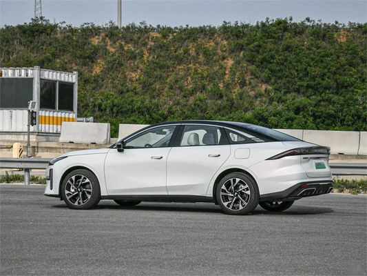 Geely Galaxy L6 Chiński elektryczny sedan wtyka się do hybrydowych sedanów 1370KM L2 Asystująca jazda