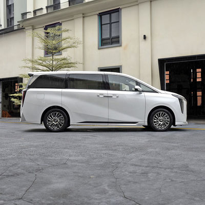 GAC M8 Chiński samochód napędzany paliwem 5 drzwi 7 miejsc MPV Motor 2.0T