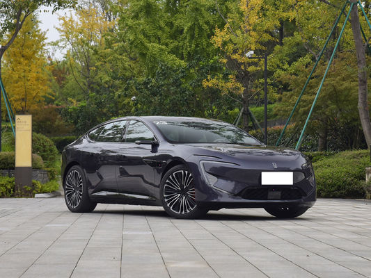 2025 AVATR 12 to elektryczny sedan w Chinach.