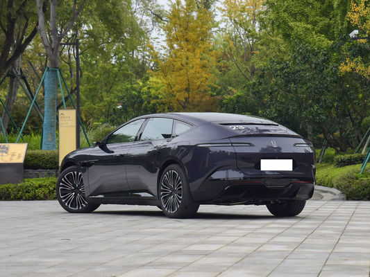 2025 AVATR 12 to elektryczny sedan w Chinach.