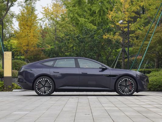 2025 AVATR 12 to elektryczny sedan w Chinach.