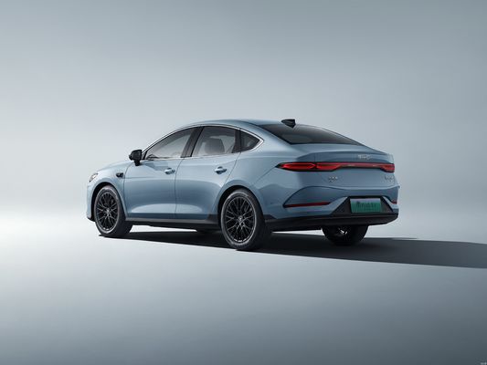 Druga generacja BYD Qin Plus 2025 DM-i Intelligent Driving Edition, z ulepszonymi funkcjami, w tej samej cenie.