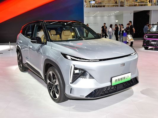 Geely Galaxy L7, napędzany silnikami 1.5L i 1.5T, z łącznym zasięgiem 1370 km i czysto elektrycznym zasięgiem 115 km.