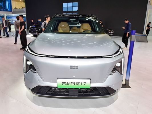Geely Galaxy L7, napędzany silnikami 1.5L i 1.5T, z łącznym zasięgiem 1370 km i czysto elektrycznym zasięgiem 115 km.