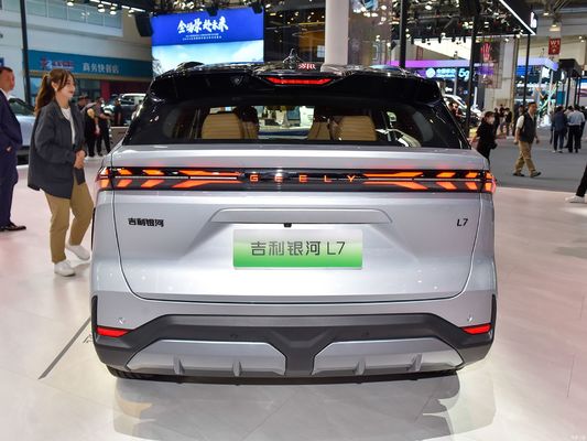Geely Galaxy L7, napędzany silnikami 1.5L i 1.5T, z łącznym zasięgiem 1370 km i czysto elektrycznym zasięgiem 115 km.