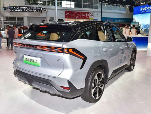 Geely Galaxy L7, napędzany silnikami 1.5L i 1.5T, z łącznym zasięgiem 1370 km i czysto elektrycznym zasięgiem 115 km.