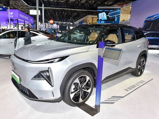 Geely Galaxy L7, napędzany silnikami 1.5L i 1.5T, z łącznym zasięgiem 1370 km i czysto elektrycznym zasięgiem 115 km.