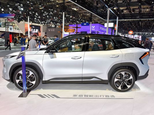 Geely Galaxy L7, napędzany silnikami 1.5L i 1.5T, z łącznym zasięgiem 1370 km i czysto elektrycznym zasięgiem 115 km.
