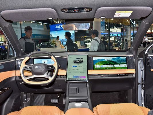 Geely Galaxy L7, napędzany silnikami 1.5L i 1.5T, z łącznym zasięgiem 1370 km i czysto elektrycznym zasięgiem 115 km.