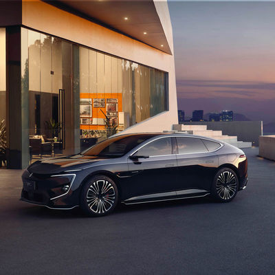 5-miejscowy chiński elektryczny sedan z przyspieszeniem 0-60 mph w 4 sekundy i prędkością maksymalną 120 mph