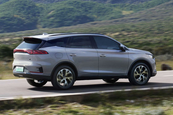 System wspomagania jazdy wyposażony w chiński SUV elektryczny o mocy silnika 102 kW i zużyciu paliwa 5,5 l/100 km